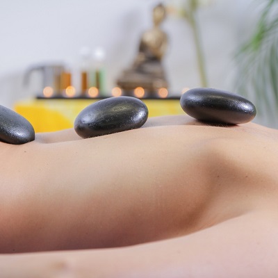 Expérimenter le massage aux pierres chaudes